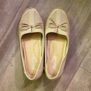 Forest Tan Leather Bow Design Moccasins Size 38
